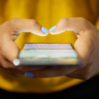 Una de cada tres niñas y mujeres jóvenes afirma que la información falsa afecta su salud mental.