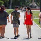 Varios jóvenes pasean por un parque de Madrid en una imagen de archivo.