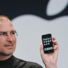 Steve Jobs con el iPhone original, revelado al mundo en enero de 2007.