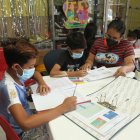 Stephania Pilaló da clases en su casa, dos días a la semana. Con lo que gana se mantiene hasta lograr que la reintegren al magisterio fiscal.