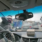 Una persona limpia los parabrisas en las avenidas Agustín Freire Icaza y Antonio Parra Velasco.