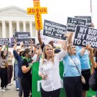 Manifestantes protestan contra el aborto frente a la sede del Tribunal Supremo de EE.UU., en Washington. EFE/Jim Lo Scalzo