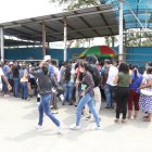 Algunos familiares  de reos en el exterior de la Penitenciaría del Litoral.