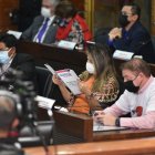 Documento. Los concejales recibieron un cuadernillo que contenía el plan de gobierno de Guarderas para Quito.