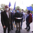 Diligencia. Yaku Pérez, el excandidato presidencial, acudió a la Fiscalía acompañado por simpatizantes de su movimiento.