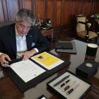 El presidente en su despacho cuando firmó la carta dirigida a Fernando Villavicencio.