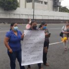 Padres de familia protestan en los exteriores del Hospital Francisco de Icaza Bustamante por la falta de medicamentos y el traslado de sus niños, este miércoles 6 de octubre.