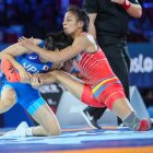 Valverde (d) durante el combate ante la japonesa Akira Fujinami, con quien cayó en cuartos de final. Luego entró al repechaje y se destacó.