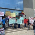 Comunidad. Fuera de la audiencia algunos vecinos realizaron un plantón.