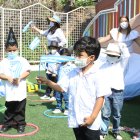 Banderines de colores celeste y blanco fueron elaborados por los estudiantes del Colegio Polténico.