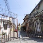 Seguridad. David Rivas es la única persona que cuida peatonales por su sector. Según cuenta, hace dos años asesinaron a otras dos personas que cumplían esa labor en Mucho Lote 1.