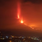 » Erupción volcánica Imagen tomada esta madrugada desde Los Llanos de Aridane (La Palma) de la erupción en Cumbre Vieja, que a las 15.12 horas de este viernes comienza su vigésimo día de actividad.