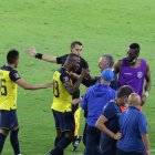 La selección ecuatoriana festejó uno de los goles ante Bolivia en el Monumental.