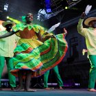 Bailarines se presentan durante una muestra del Festival de Música del Pacífico Petronio Álvarez, realizada el 8 de octubre de 2021 en el sector del Bronx Distrito Creativo en Bogotá (Colombia). La que era la zona más deprimida de Bogotá volvió a vibrar con una muestra de la exuberante sabrosura de Timbiquí, Guapi, Buenaventura y Quibdó, pueblos del Pacífico colombiano cuyo jolgorio se apoderó de la capital colombiana en un abrebocas del tradicional festival Petronio Álvarez.