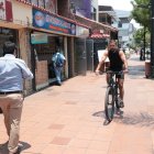 En la Víctor Emilio Estrada hay dinamismo gracias a diferentes locales comerciales como cafeterías, restaurantes de comida rápida y bares..