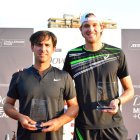 El tenista guayaquileño (i) junto a Nicolás Jarry con el trofeo de campeones del cobles.