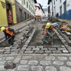 Mantenimiento. Las piedras se retiran en su totalidad y se pone debajo de ellas una mezcla de hormigón con aditivos para darle mayor solidez.  2. Rocas. Las piedras datan de mediados del siglo XX, pero son consideradas como patrimonio por el aspecto rústico que le dan al Centro Histórico. 3. Inspección. Los técnicos del Instituto de Patrimonio supervisan constantemente las obras.
