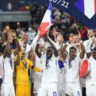 Los jugadores de la selección francesa de fútbol durante la premiación tras vencer 2-1 a España en San Siro, Italia.