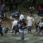 Migrantes haitianos en su camino hacia Panamá por el Tapón del Darién en Acandi (Colombia).
