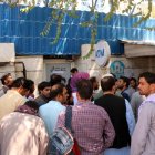 Afganos aguardan afuera de un banco cerrado en Kabul, Afganistán, para intentar retirar dinero.