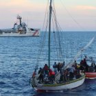Fotografía cedida por la Guardia Costera Estadounidense que muestra a un pequeño bote con migrantes haitianos.