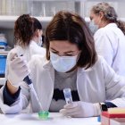 Fotografía de archivo que muestra a científicas que presentan los avances iniciales de seis proyectos sobre la COVID-19.