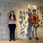 Brenda Vega y Juan Sebastián Jaramillo en medio de Más Arte, donde se exhibe la muestra.