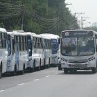 DUEÑOS DE LOS BUSES PARALAZARON SUS UNIDADES EN LA AVENIDA BARCELOAN PARA PEDIR AL GIBIERNO QUE LOS AYUDE EN EL TIEMPO DE PANDEMIA NO PUDIERON PAGAR LAS CUOTAS QUE LES TOCABA PAGAR 12 DE OCTUBRE DEL 2021 GUAYAQUIL-ECUADOR