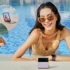 Una de las cosas interesantes de tener un teléfono plegable flexible es que puede hacer que se siente y se tome una selfie con las manos libres.