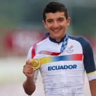 El ecuatoriano Richard Carapaz posa con la medalla de oro tras la prueba de ciclismo en ruta en los Juegos de Tokio 2020, en una fotografía de archivo.