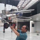 Ramón Burneo acomoda una de sus esculturas durante el montaje de la exposición.