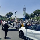 Un grupo de jubildos de la Universidad de Guayaquil se apostaron en la avenida Delta durante un plantón donde miembros de la Policía tuvieron que intervenir.