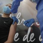 Las terceras dosis de refuerzo comenzarán a aplicarse desde este miércoles en hospitales públicos y privados, iniciando con la Fase 1 que incluye a trabajadores de la salud, adultos a partir de los 55 años, pacientes encamados, personas en asilos y casas hogares, al igual que miembros de los estamentos de seguridad.