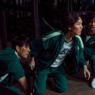 Fotograma cedido por Netflix donde aparecen los actores Park Hae Soo (i) como Cho Sang-Woo, Lee Jung-jae (c) como Seong Gi-Hun y Anupam Tripathi como Abdul Ali, durante la escena de un episodio de la primera temporada de la serie coreana "Squid Game".