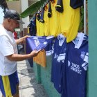 Los hinchas azules fueron a buscar su camiseta para regresar al estadio Capwell.