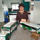 Leticia Mackliff, junto a pequeñas réplicas del llanero que condujo por 17 años.