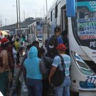 EN LOS PARADERO DE LOS BUSES LOS DELINCUENTES APROVECHAN PARA ROBAR A LOS PSAJEROS CUANDO SUBEN AL BUS 12 DE OCTUBRE DEL 2021 GUAYAQUIL-ECUADOR