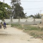 Barrio 24 de Mayo. En este vecindario del norte, no hay calles pavimentadas y peor aún aceras. La maleza ronda las casas y hasta los pasos improvisados para cruzar sobre las zanjas.