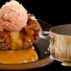 Churro de manjar con helado de coco en Pakoa Postre Bar.