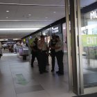 La policía investiga el robo a una persona cuando estaba en la fila de un banco que está en un centro comercial.