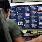 Una mujer es vista usando un computador en La Habana (Cuba).