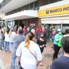 En la ciudad. En todas las entidades bancarias, es común ver a los clientes haciendo filas, que en algunos casos se alargan por más de media hora.
