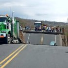 Siniestro. Personal técnico estudia las causas de la caída de la infraestructura.