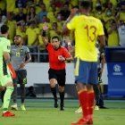 El árbitro peruano Diego Haro anula el gol anotado por Yerry Mina de Colombia contra Ecuador, durante un partido por las eliminatorias sudamericanas al Mundial de Catar 2022, en el estadio Metropolitano en Barranquilla.