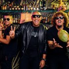 Fotografía cedida por Magnus donde aparecen los integrantes del dúo Gente de Zona, Alexander Delgado (c) y Randy Malcom Martínez (i) mientras posan junto al productor, compositor y artista de música urbana Dominicano, Maffio (d).