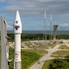 Fotografía cedida por la NASA donde se muestra un cohete Atlas V de United Launch Alliance (ULA) con la nave espacial Lucy a bordo instalado en la Plataforma de Integración Vertical este jueves en el Complejo de Lanzamiento Espacial 41 de la Estación de la Fuerza Espacial de Cabo Cañaveral en Florida.
