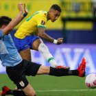 Raphinha (Brasil), marcó un golazo en la goleada contra Uruguay en Manaus.