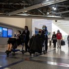 Vista de pasajeros que llegan al Aeropuerto Internacional de Los Ángeles, en una fotografía de archivo. EFE/Etienne Laurent