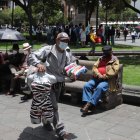 1. Venta. El Centro Histórico es un lugar donde se oferta desde dulces hasta ropa. Tanto los comerciantes como lo compradores abundan.