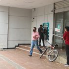 En algunos bancos hubo filas, pero con poquísima gente afuera.